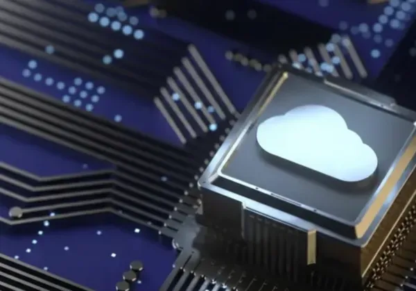 Icône cloud sur processeur illustrant la sauvegarde cloud entreprise