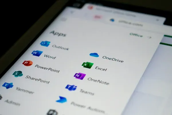Applications Microsoft 365 Outlook Word OneDrive Teams pour productivité PME en infogérance