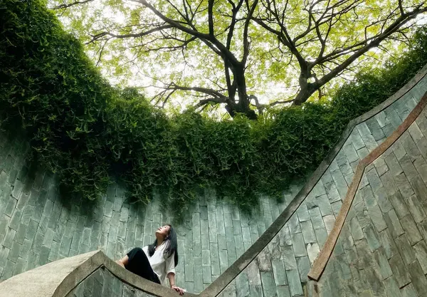 Escalier en pierre végétalisé dans un bâtiment d'architecture moderne illustrant le lien entre nature et conception architecturale