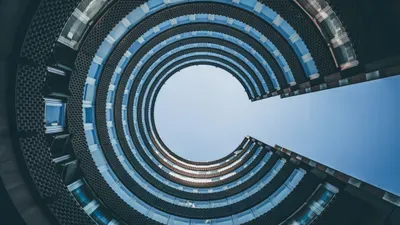 Escalier hélicoïdal en architecture contemporaine vu en contre-plongée