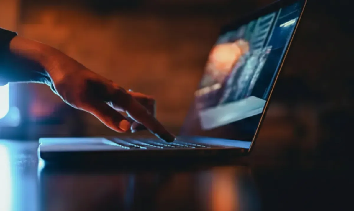 Technicien de support informatique intervenant sur un ordinateur portable en PME